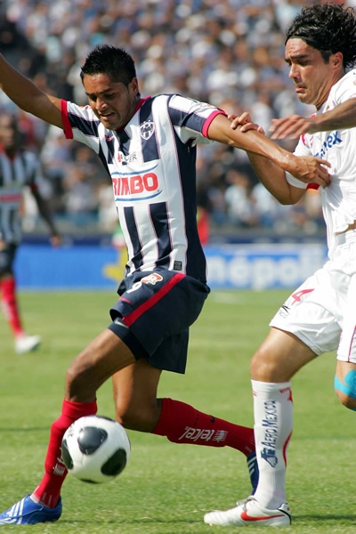 Santana dispara ante la mirada de Dueñas