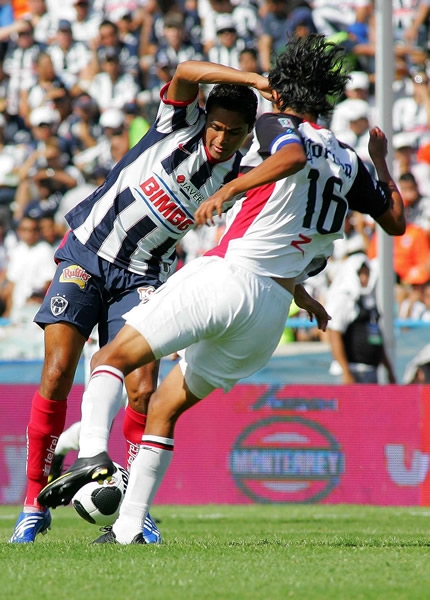 Santana trata de recortar a Ayala