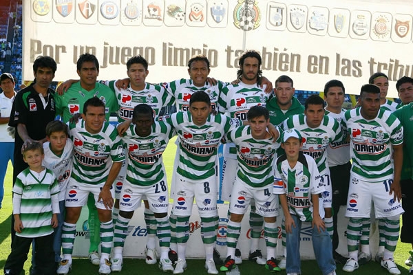 Santos es retratado antes del inicio del partido