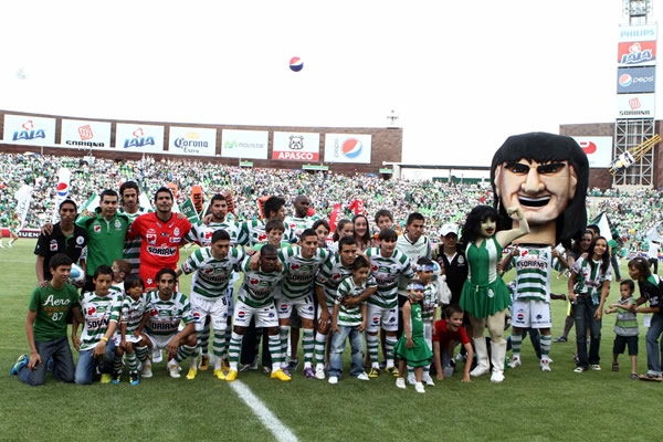 Santos es retratado antes del inicio del partido
