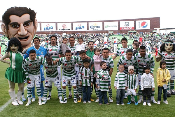Santos posa para las cámaras