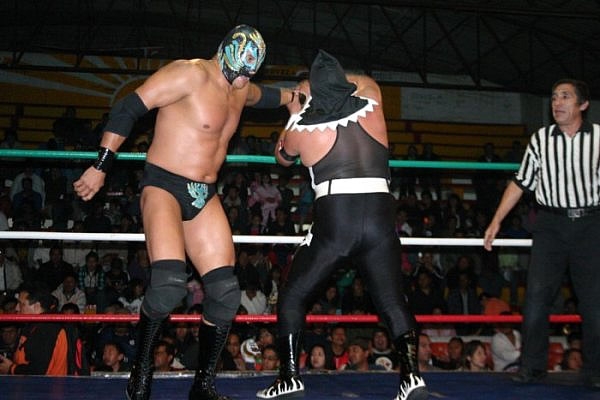 Sepulcro intentando castigar a Olímpico