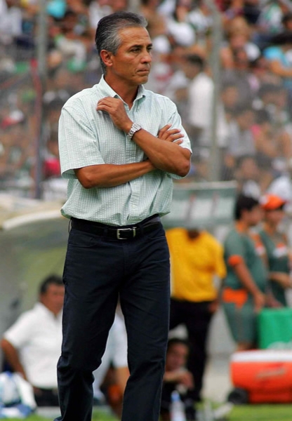 Sergio Bueno observando a sus pupilos