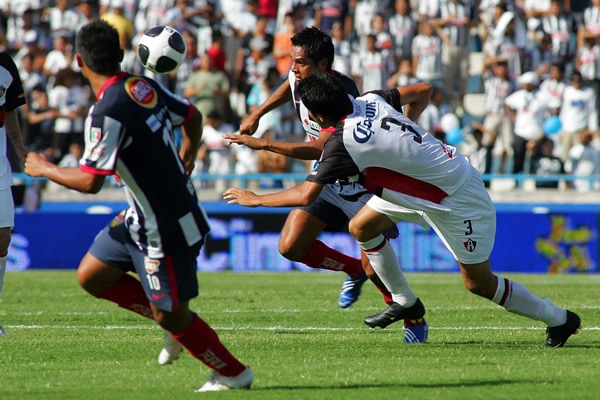 Sergio Santana conduce el esférico