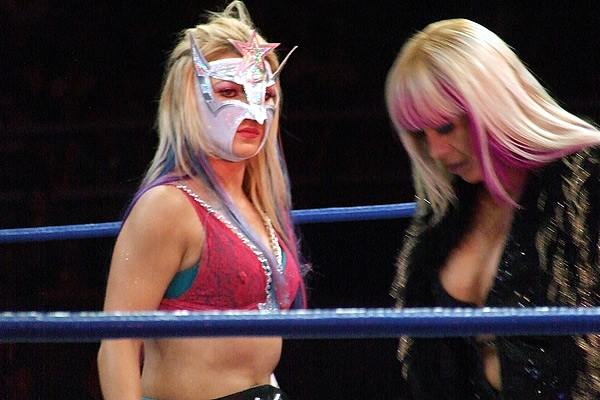 Sexy Star observa a sus rivales