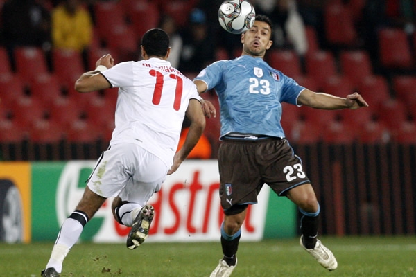 Shawky sólo mira el control de Quagliarella.