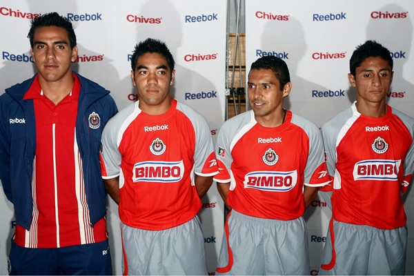 Sí, aunque lo duden, este es el segundo uniforme chiva, para la polémica.