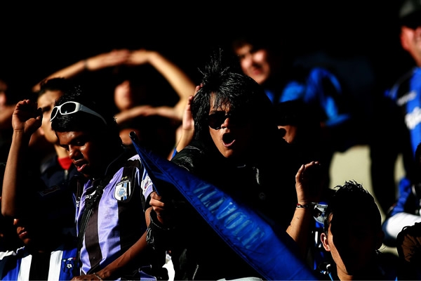 Singulares personajes en la tribuna.