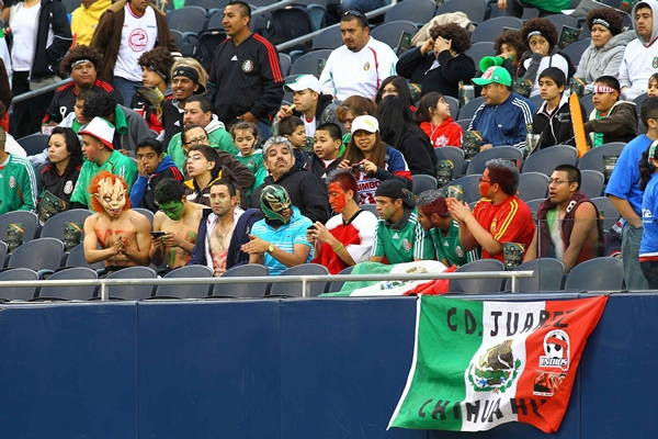 Singulares personajes en la tribuna