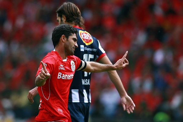 Sinha negaba una falta que le marcó el silbante.