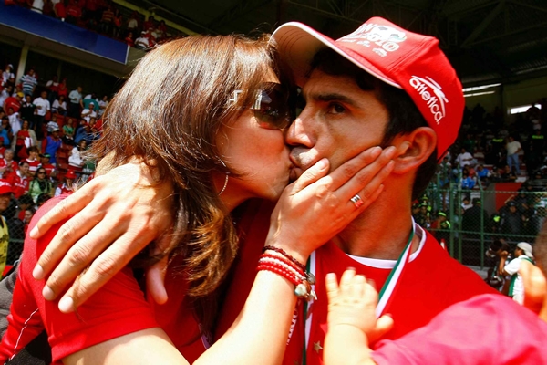 Sinha también compartió su felicidad.