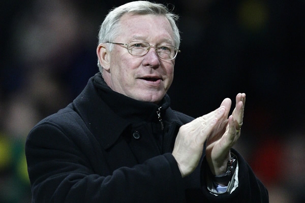Sir Alex Ferguson aplaudiendo a sus jugadores