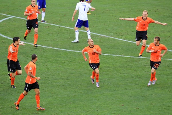 Sneijder abrió la lata iniciando el segundo tiempo