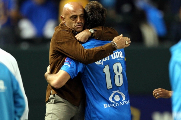 Solá felicitó a su muchacho por el gol.