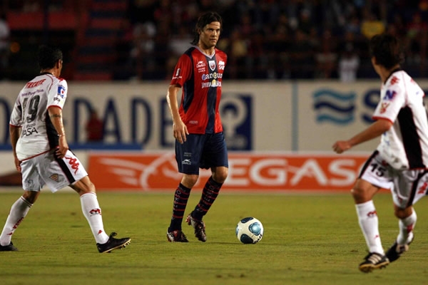 Solari se enfrenta a dos defensores de Indios