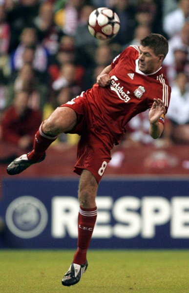 Steven Gerrard se vio sorprendido con esta pelota.