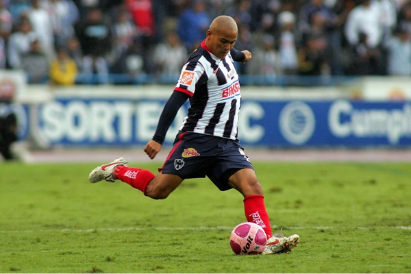 Suazo creó peligro, pero no pudo meterla