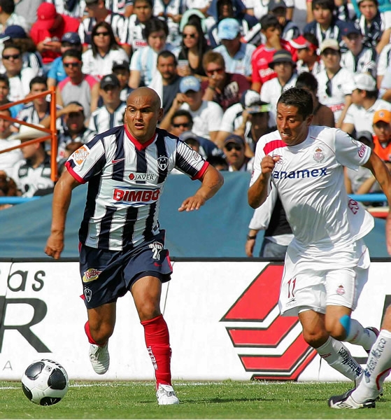 Suazo lo intentó todo el partido
