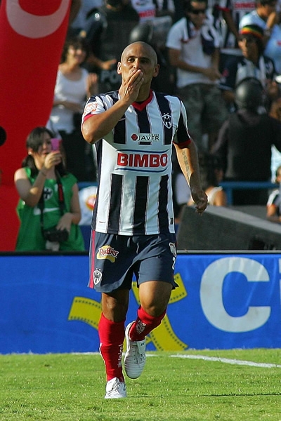 Suazo marcó al 69 a pase de Luis Pérez