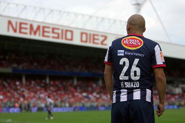 Suazo miraba el escenario que les dio el boleto.
