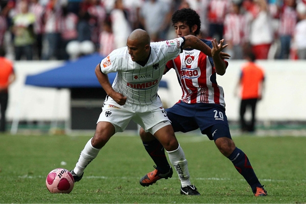 Suazo trata de quitarse la marca del defensor chiva