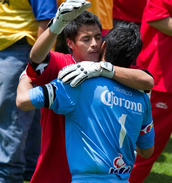 Talavera abrazó a Oswaldo luego de ganar.