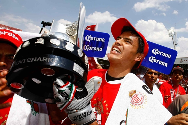 Talavera se llenó de emoción al cargar la copa.