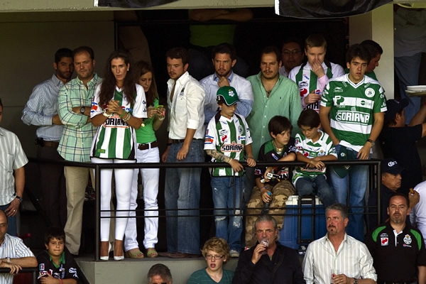 También hubo llanto en el palco de los visitantes.