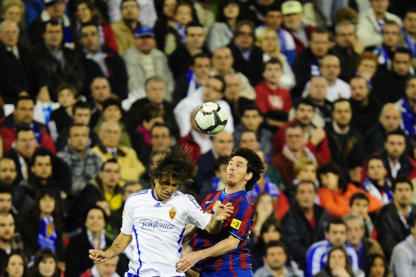 También sabe pelear y ganar la pelota.