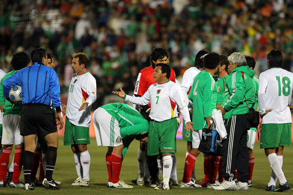 Tan enojados estaban con Baldomero los bolivianos, que no querían salir al 2T si no cambiaban al árbitro.