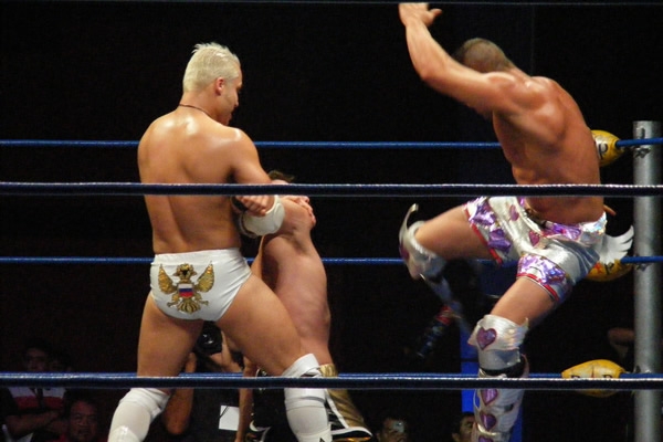 Teddy Hart castigando a Jack Evans