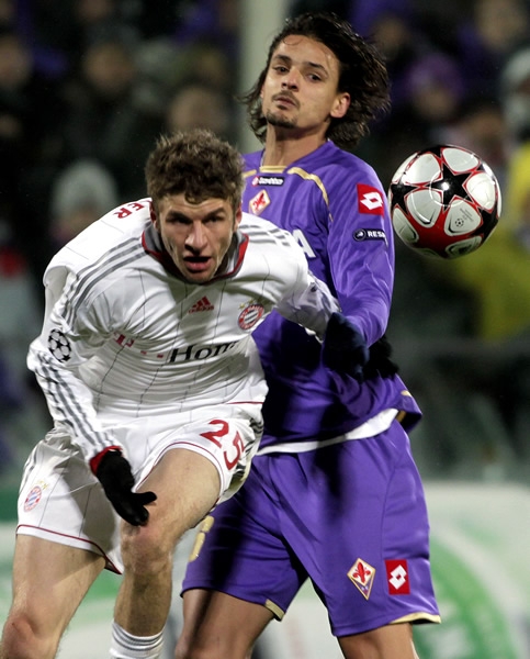 Thomas Muller, con la mirada fija en el balón.