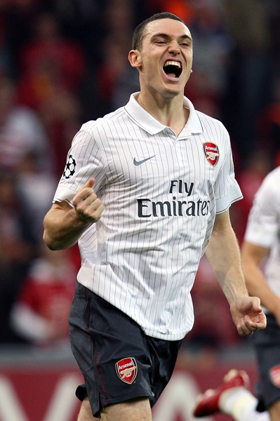 Thomas Vermaelen hizo el primero del Arsenal.