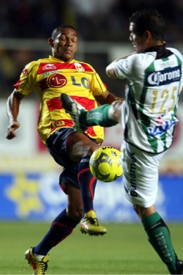 El tico Óscar Rojas trata de ganar esta pelota dividida.
