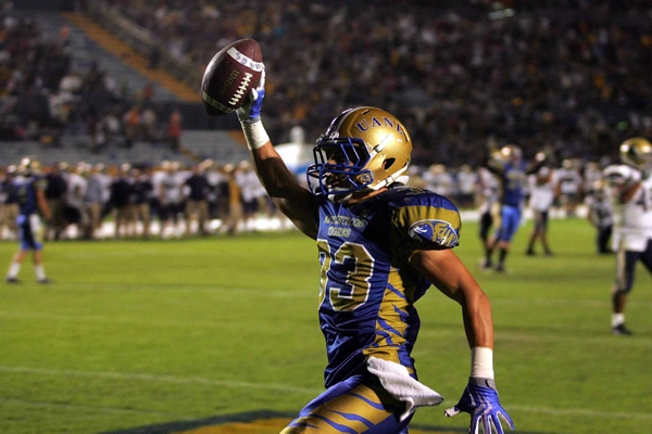 Tigres festeja una anotación.