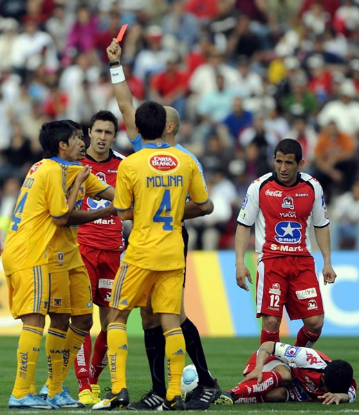 Tigres se llevó dos cartones rojos