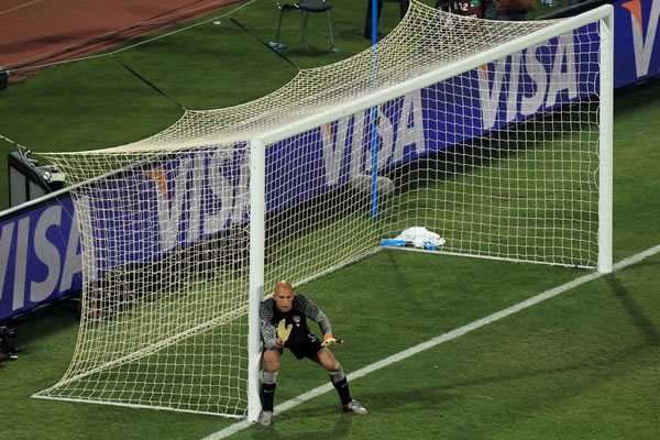 Tim Howard ordena a su barrera