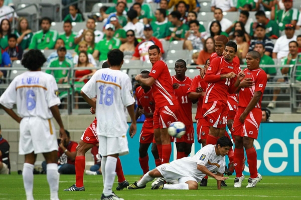 Tiro libre no aprovechado por Nicaragua.