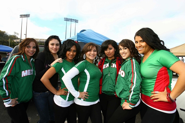Todas las chicas se ven bellas con la playera del Tricolor.