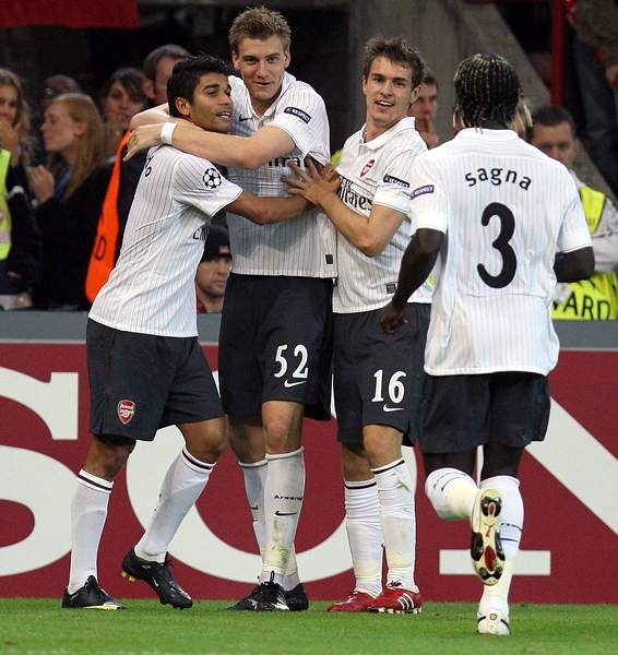 Todo el arsenal celebró el gol del triunfo.