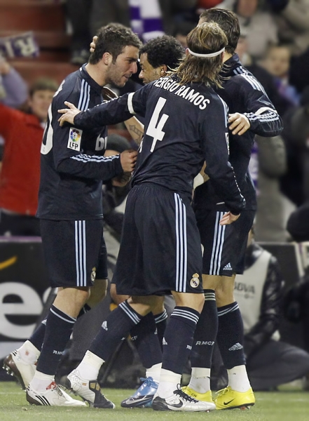 Todo el equipo festejó con el argentino.