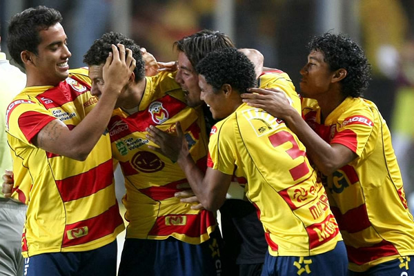 Todos felicitan al goleador de la noche, Miguel Sabah.