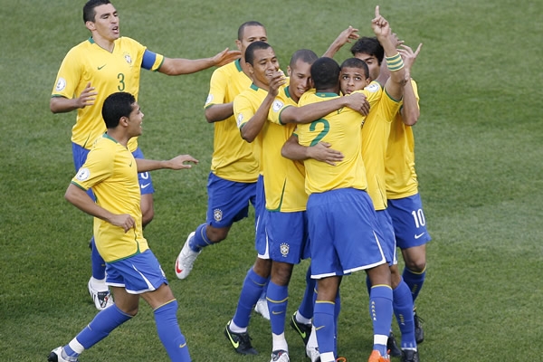 Todos llegan a felicitar a Melo.