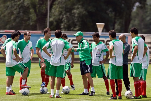 Todos se acercan para escuchar al técnico.