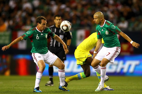 Torrado y el Bofo recuperando el balón