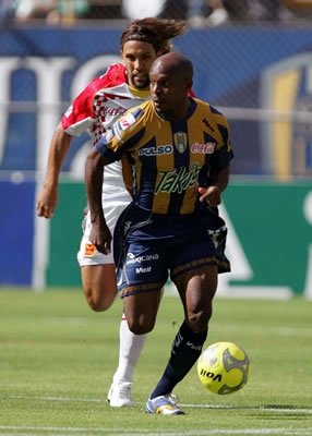 Tressor Moreno conduce el esférico