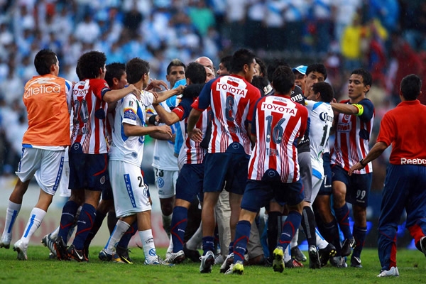 Trifulca en el Puebla-Chivas