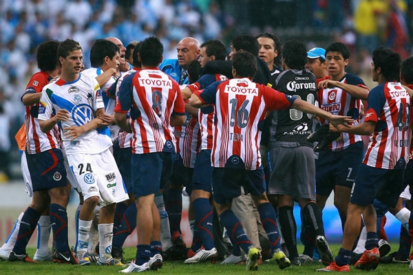Trifulca en el Puebla-Chivas