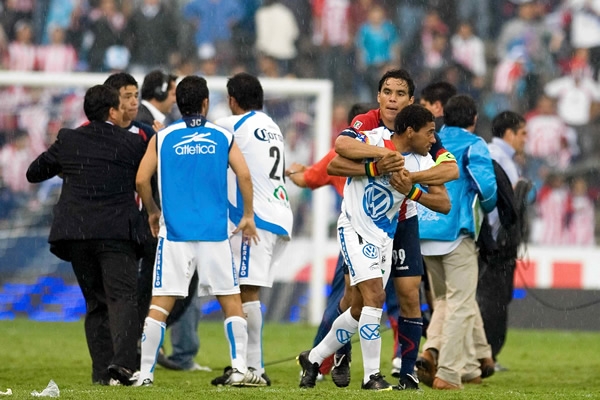 Trifulca en el Puebla-Chivas