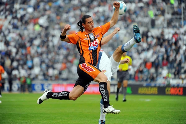 Ulises Mendivil pelea el esférico